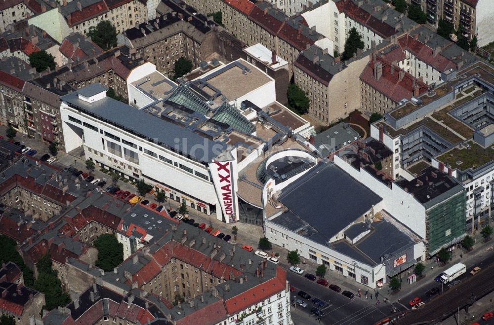 Berlin Prenzlauer Berg von oben - Neubau Filmtheater - Kino CINEMAX an der Schönhauser Allee im Stadtbezirk Prenzlauer Berg von Berlin 