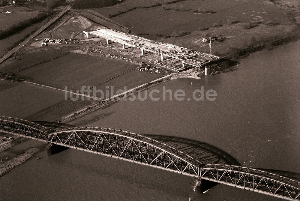 Luftbild Duisburg - Neubau des Fluß - Brückenbauwerk über den Rhein in Duisburg im Bundesland Nordrhein-Westfalen