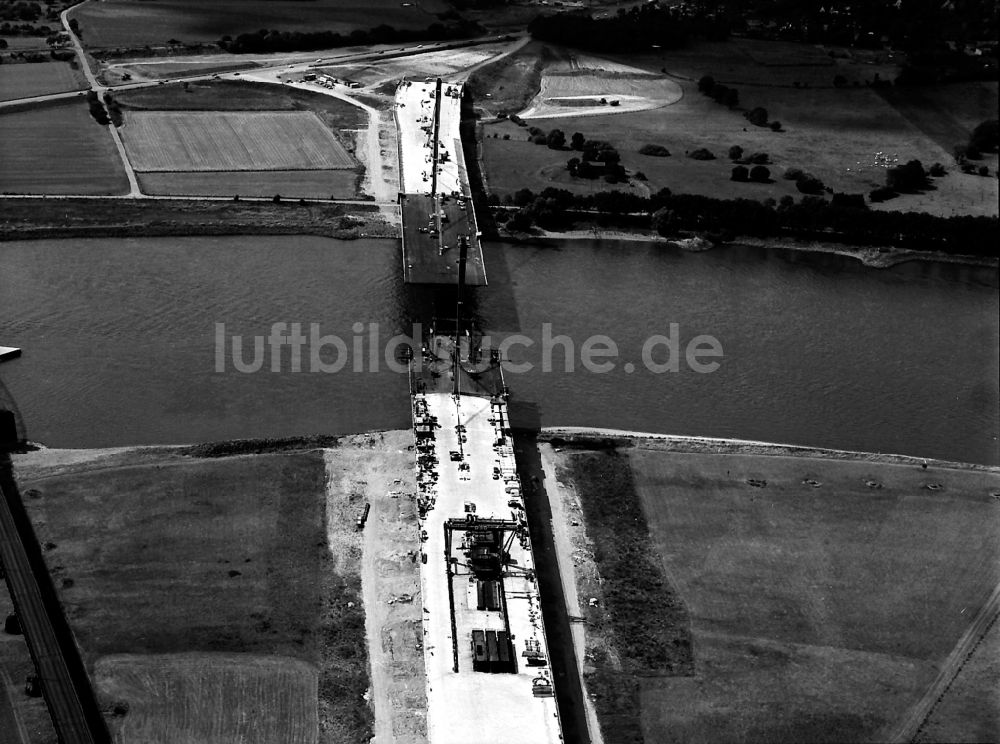 Duisburg von oben - Neubau des Fluß - Brückenbauwerk über den Rhein in Duisburg im Bundesland Nordrhein-Westfalen