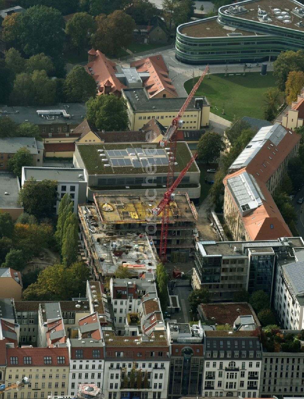 Berlin aus der Vogelperspektive: Neubau eines Forschungsgebäudes des Instituts für medizinische Systembiologie ( BIMSB ) des Max-Delbrück-Centrums für Molekulare Medizin ( MDC ) durch die Riedel Bau AG in Berlin