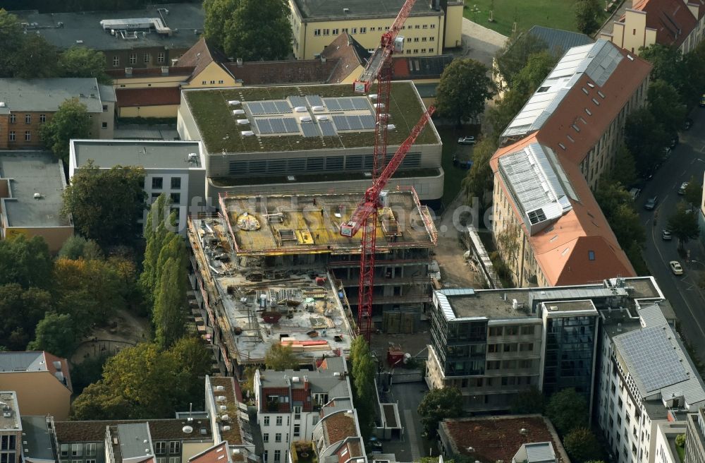 Luftbild Berlin - Neubau eines Forschungsgebäudes des Instituts für medizinische Systembiologie ( BIMSB ) des Max-Delbrück-Centrums für Molekulare Medizin ( MDC ) durch die Riedel Bau AG in Berlin