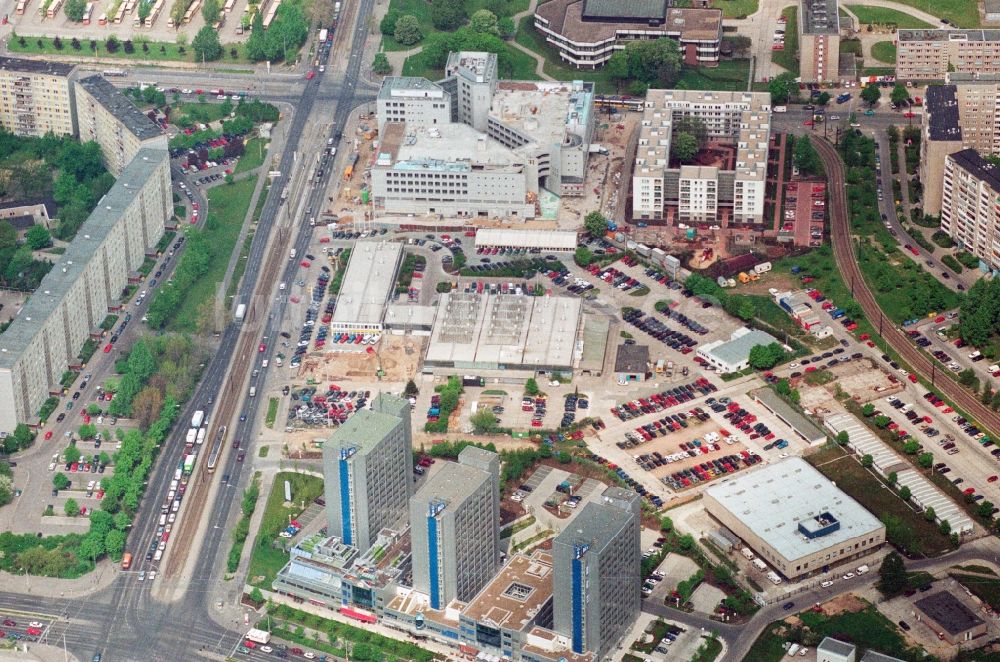 Luftaufnahme Berlin - Neubau des Forum Hohenschönhausen am Weißenseer Weg mit den BCA Hotel - Hochhäusern an der Landsberger Allee in Berlin