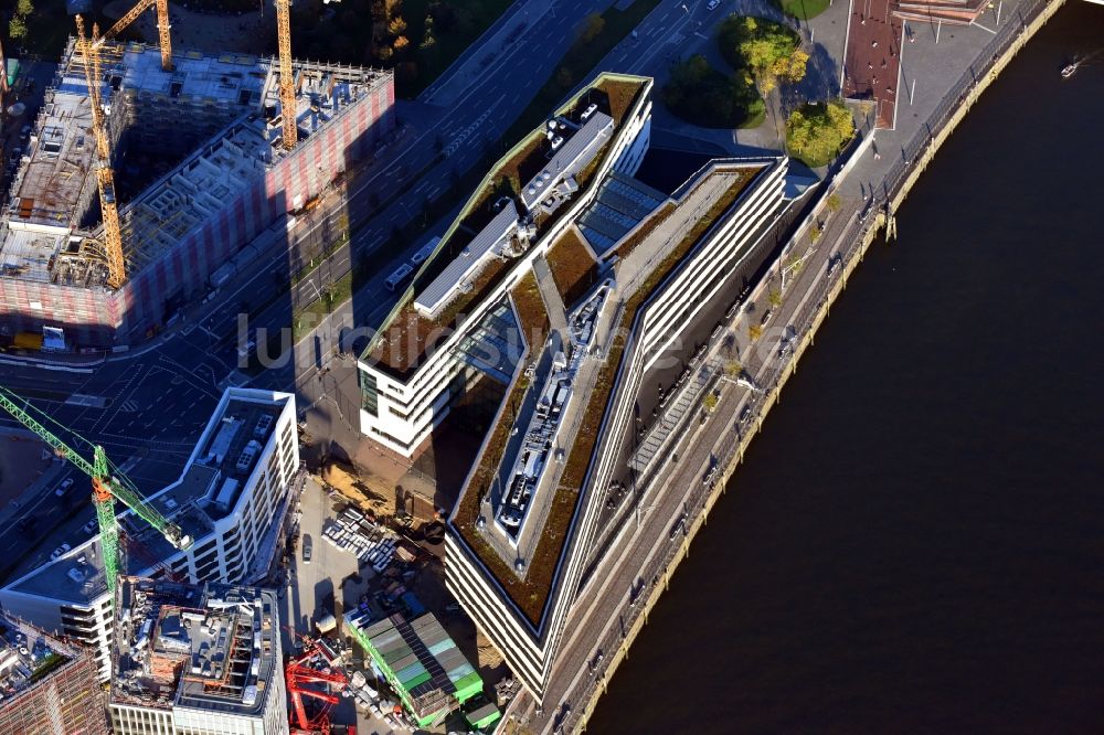 Luftbild Hamburg - Neubau des Gebäude der HafenCity Universität am Elbufer in Hamburg