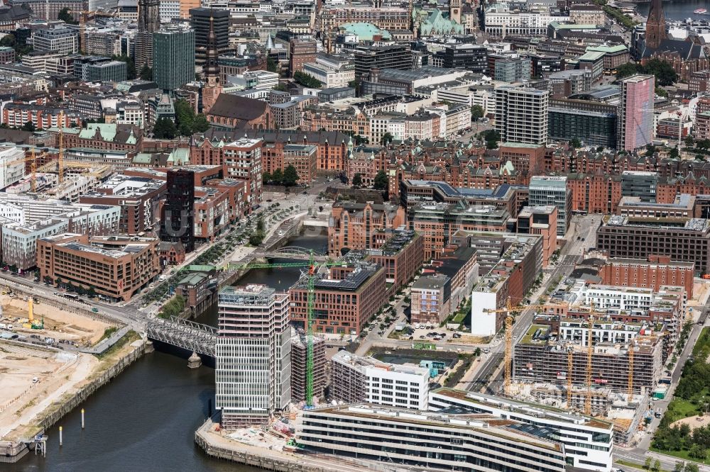 Luftaufnahme Hamburg - Neubau des Gebäude der HafenCity Universität am Elbufer in Hamburg