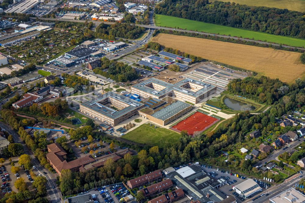 Luftaufnahme Moers - Neubau des Gebäudekomplex der Berufsschule Berufskolleg für Technik Moers (BKTM) an der Repelener Straße in Moers im Bundesland Nordrhein-Westfalen, Deutschland