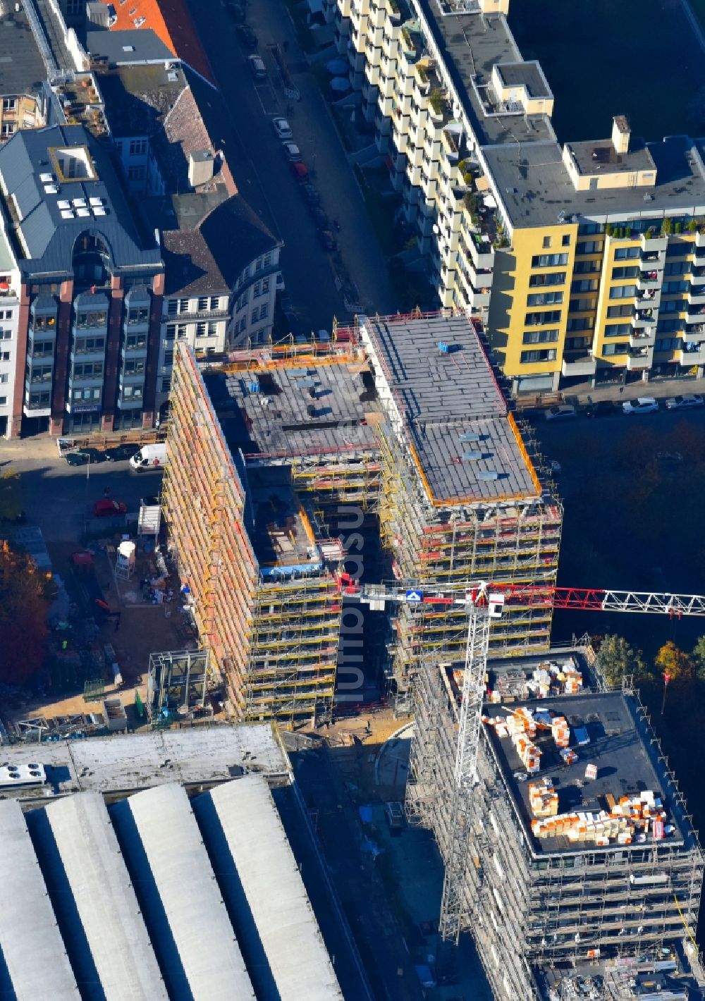 Berlin aus der Vogelperspektive: Neubau des Gebäudekomplex Medienhauses Neubau der taz Genossenschaft an der Friedrichstraße am Besselpark im Ortsteil Kreuzberg in Berlin, Deutschland