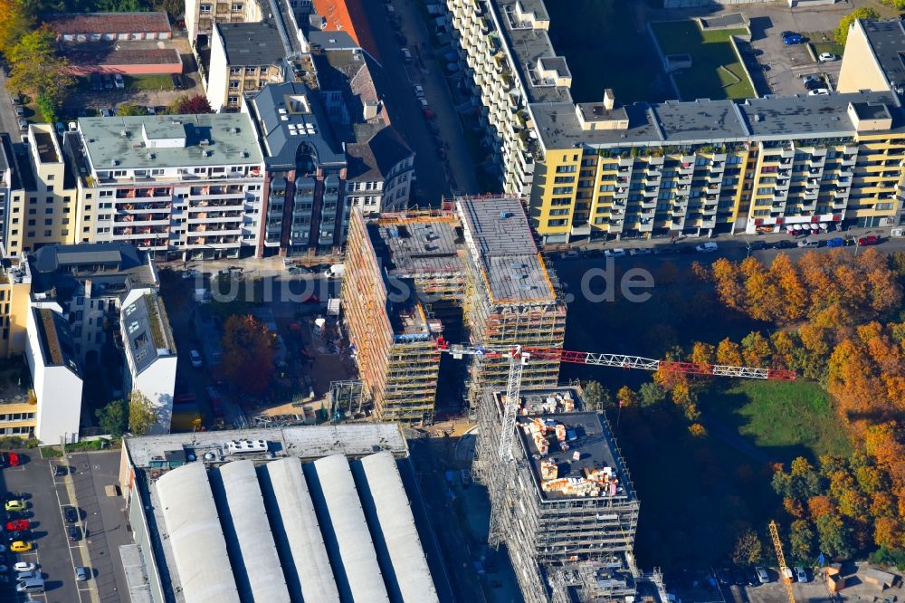 Luftbild Berlin - Neubau des Gebäudekomplex Medienhauses Neubau der taz Genossenschaft an der Friedrichstraße am Besselpark im Ortsteil Kreuzberg in Berlin, Deutschland