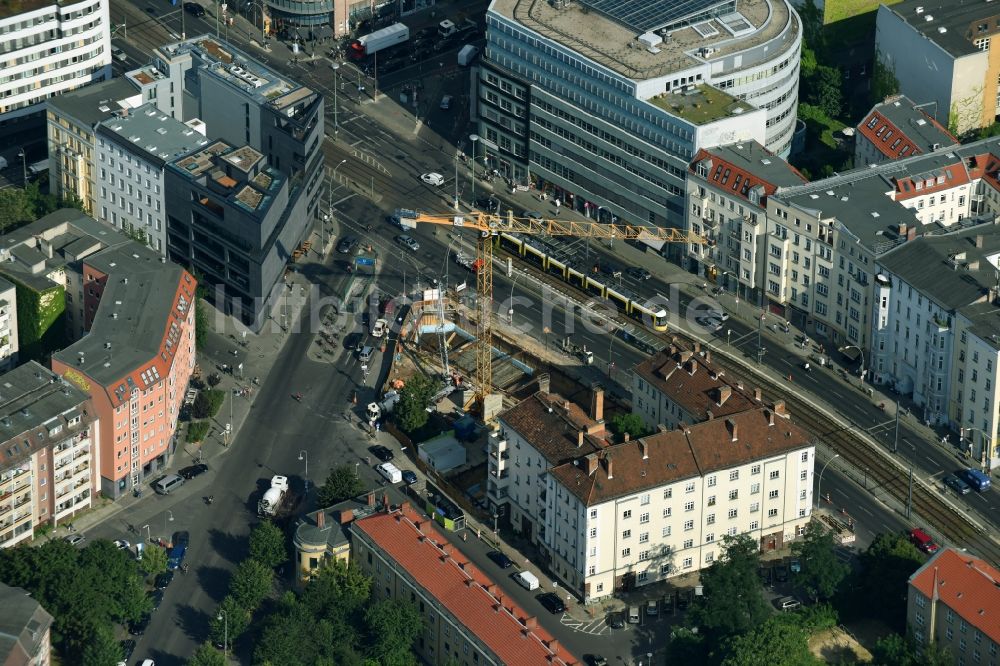 Luftaufnahme Berlin - Neubau des Gebäudekomplex Medienhauses des Suhrkamp Verlag zwischen Torstraße und Linienstraße - Rosa-Luxemburg-Straße im Ortsteil Mitte in Berlin, Deutschland