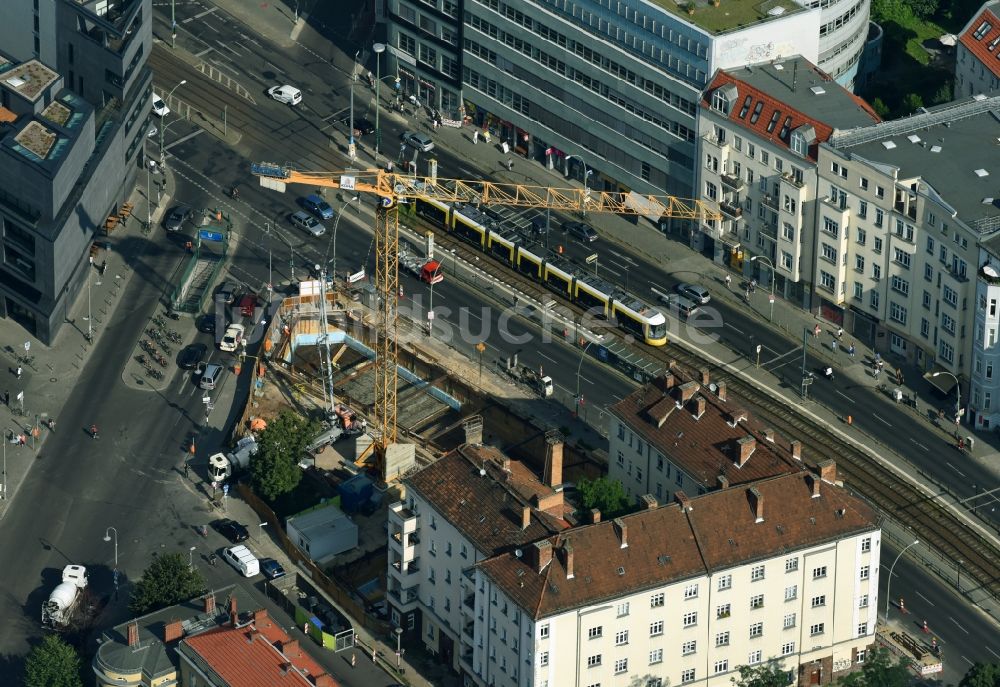 Berlin aus der Vogelperspektive: Neubau des Gebäudekomplex Medienhauses des Suhrkamp Verlag zwischen Torstraße und Linienstraße - Rosa-Luxemburg-Straße im Ortsteil Mitte in Berlin, Deutschland