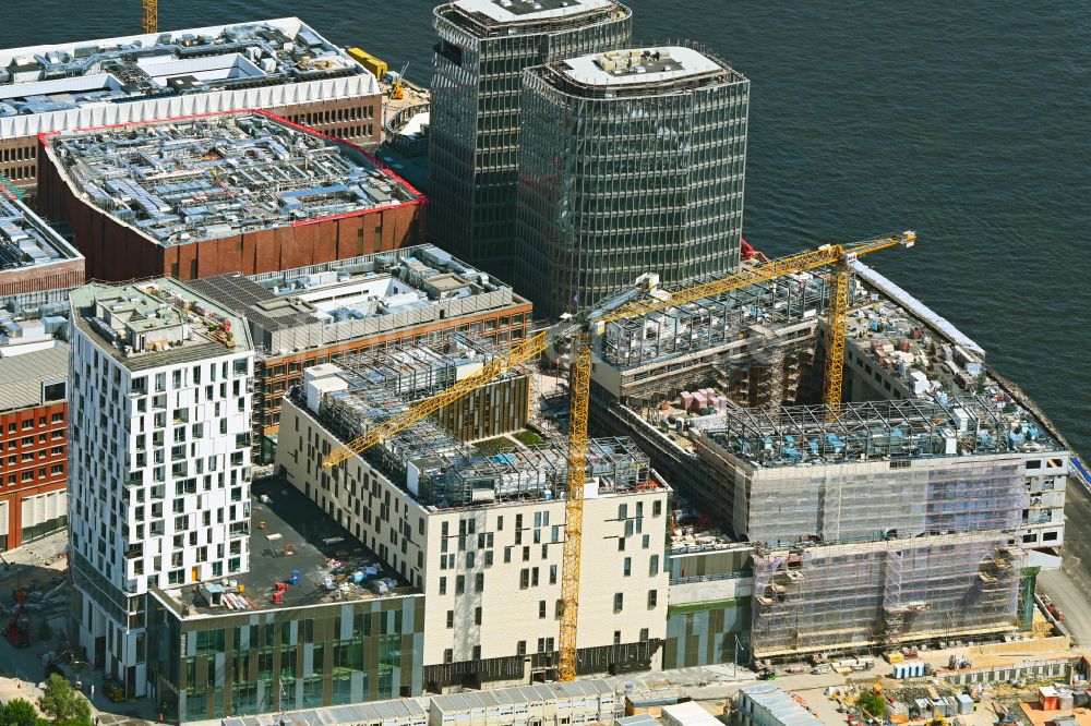 Luftaufnahme Hamburg - Neubau des Gebäudekomplexes Überseequartier am Strandkai in der Hafencity in Hamburg, Deutschland