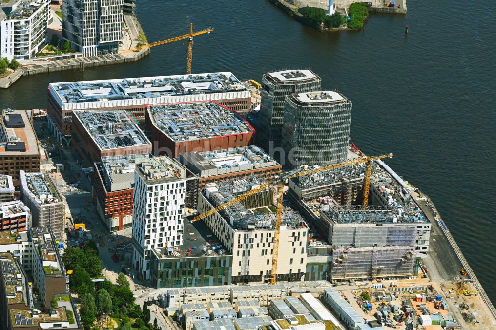 Hamburg von oben - Neubau des Gebäudekomplexes Überseequartier am Strandkai in der Hafencity in Hamburg, Deutschland