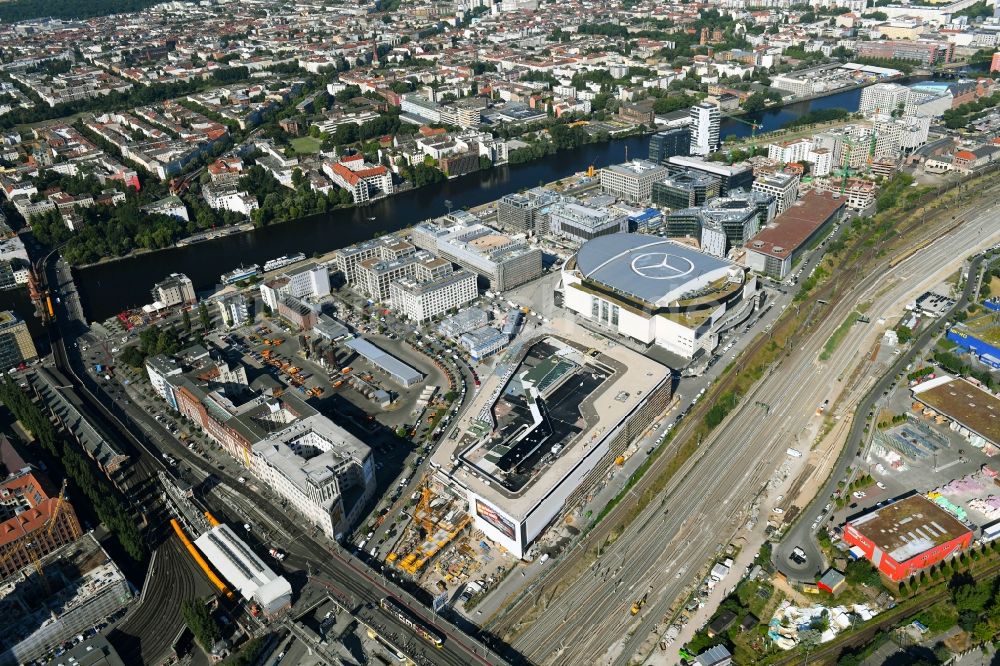 Luftbild Berlin - Neubau des Gebäudekomplexes des Einkaufszentrum East Side Mall auf dem Anschutz - Areal im Friedrichshain in Berlin, Deutschland