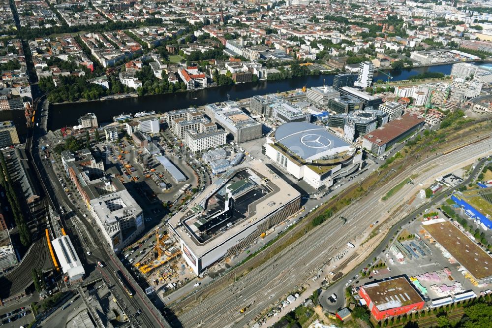 Luftaufnahme Berlin - Neubau des Gebäudekomplexes des Einkaufszentrum East Side Mall auf dem Anschutz - Areal im Friedrichshain in Berlin, Deutschland