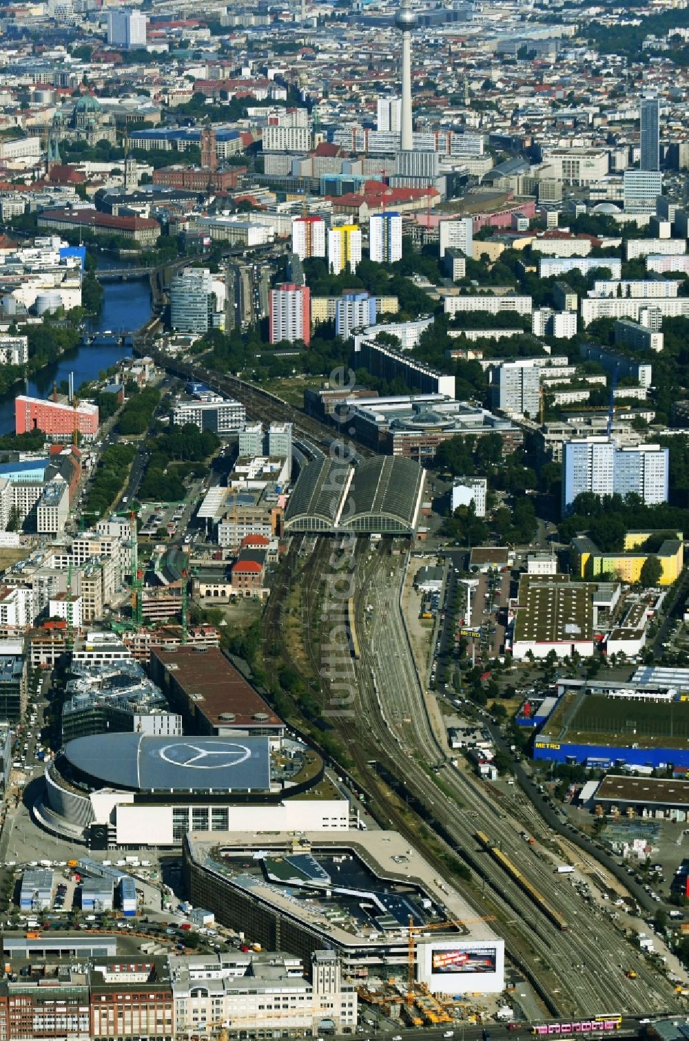 Luftbild Berlin - Neubau des Gebäudekomplexes des Einkaufszentrum East Side Mall auf dem Anschutz - Areal im Friedrichshain in Berlin, Deutschland