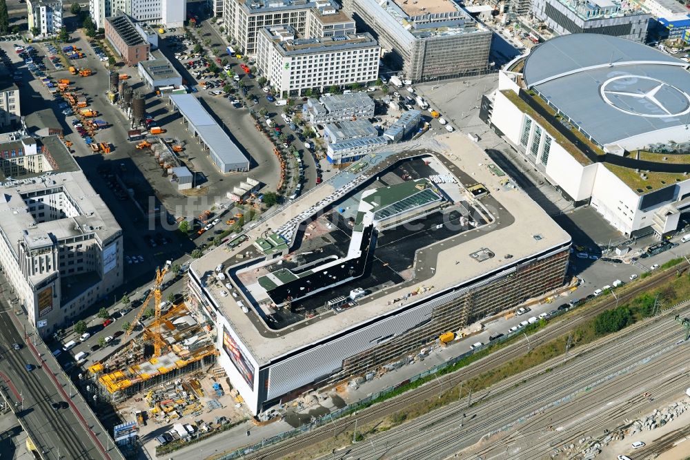 Luftaufnahme Berlin - Neubau des Gebäudekomplexes des Einkaufszentrum East Side Mall auf dem Anschutz - Areal im Friedrichshain in Berlin, Deutschland