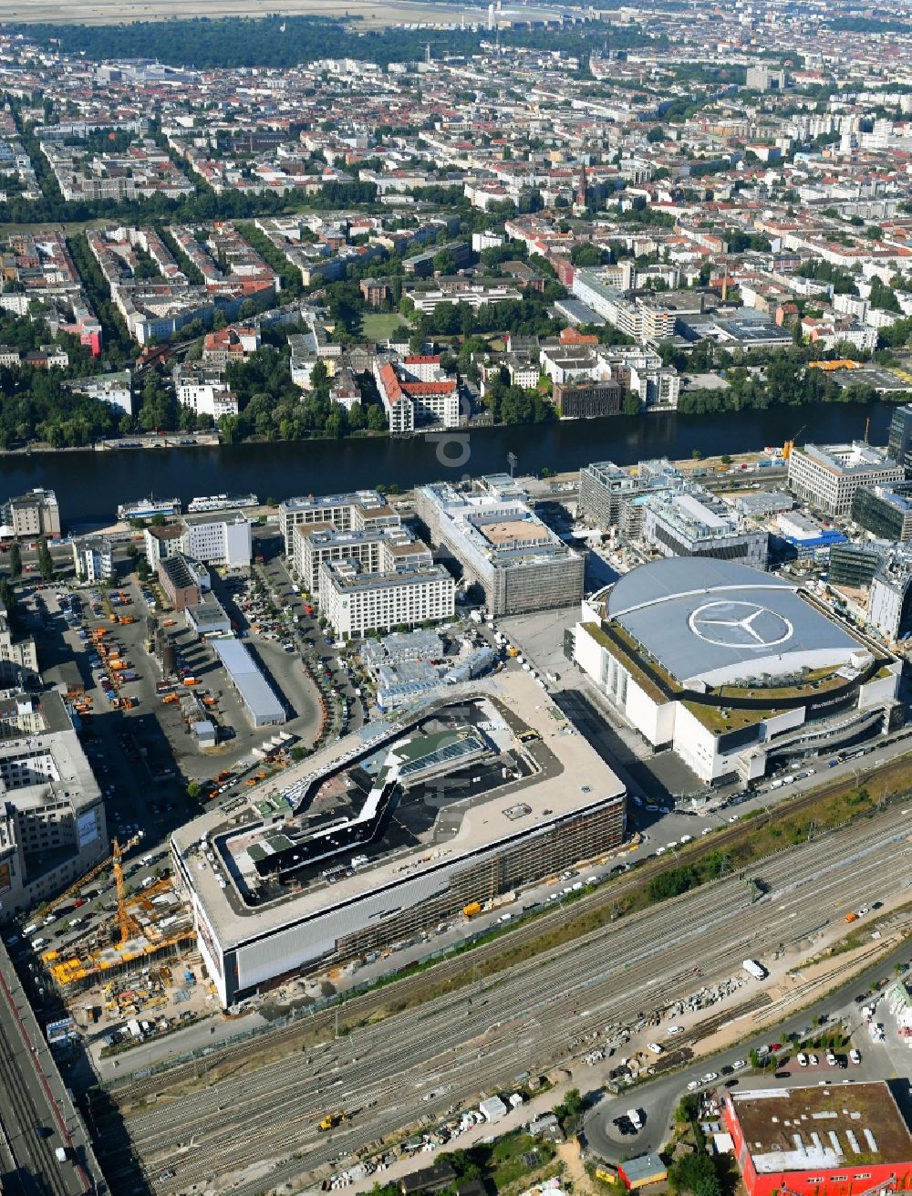 Berlin von oben - Neubau des Gebäudekomplexes des Einkaufszentrum East Side Mall auf dem Anschutz - Areal im Friedrichshain in Berlin, Deutschland