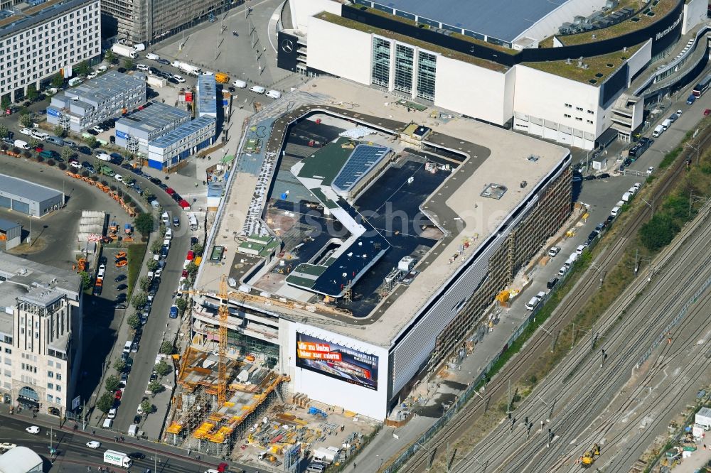 Luftbild Berlin - Neubau des Gebäudekomplexes des Einkaufszentrum East Side Mall auf dem Anschutz - Areal im Friedrichshain in Berlin, Deutschland