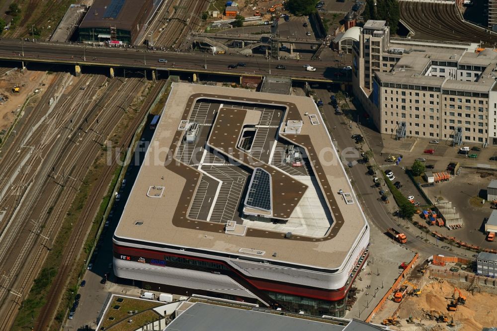 Luftaufnahme Berlin - Neubau des Gebäudekomplexes des Einkaufszentrum East Side Mall auf dem Anschutz - Areal im Friedrichshain in Berlin, Deutschland