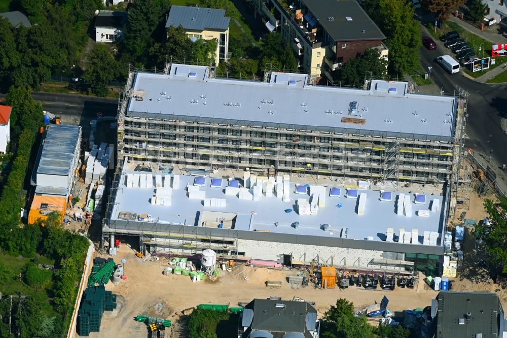 Luftbild Berlin - Neubau des Gebäudekomplexes des LIDL- Einkaufszentrum im Ortsteil Mahlsdorf in Berlin, Deutschland