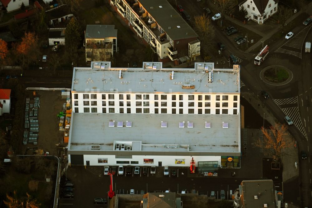 Berlin von oben - Neubau des Gebäudekomplexes des LIDL- Einkaufszentrum im Ortsteil Mahlsdorf in Berlin, Deutschland