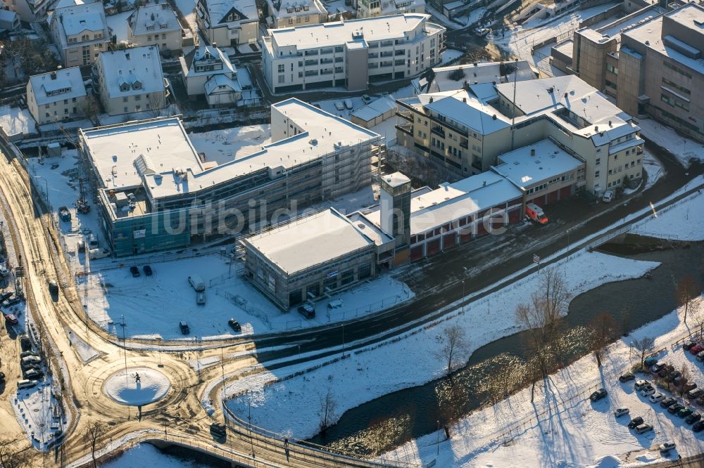 Meschede aus der Vogelperspektive: Neubau des Gebäudes eines Altersheims - Seniorenresidenz sowie Depot der freiwilligen Feuerwehr in Meschede im Bundesland Nordrhein-Westfalen