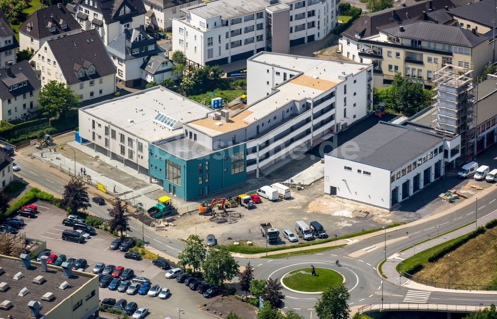 Meschede von oben - Neubau des Gebäudes eines Altersheims - Seniorenresidenz sowie Depot der freiwilligen Feuerwehr in Meschede im Bundesland Nordrhein-Westfalen