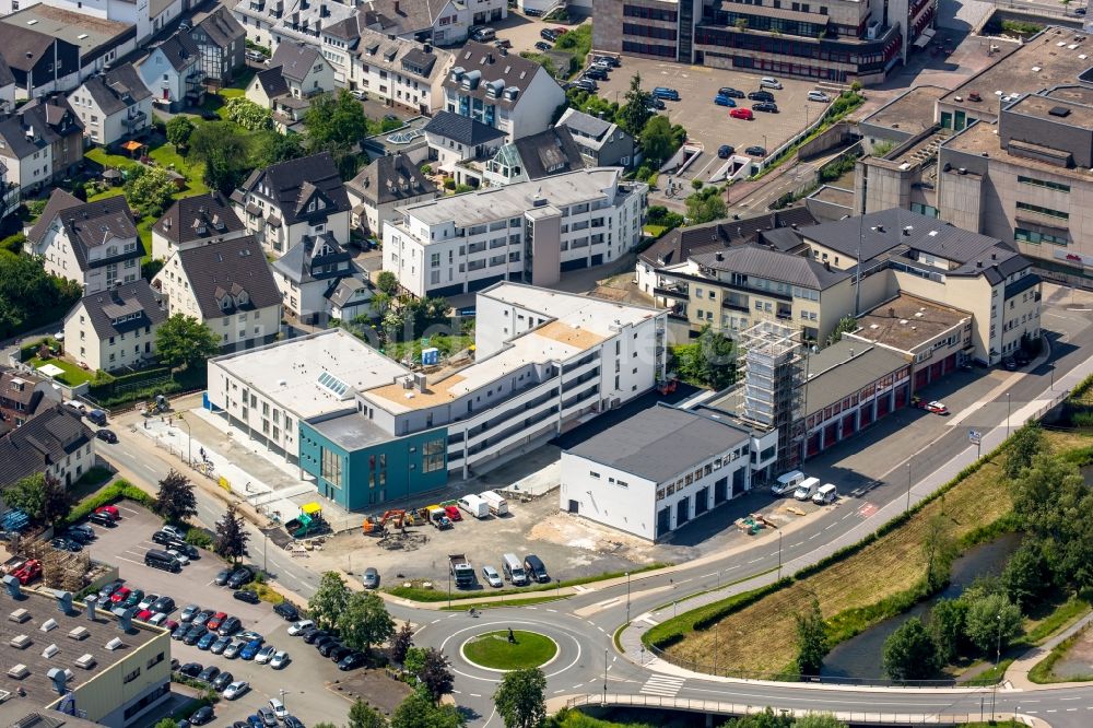 Meschede aus der Vogelperspektive: Neubau des Gebäudes eines Altersheims - Seniorenresidenz sowie Depot der freiwilligen Feuerwehr in Meschede im Bundesland Nordrhein-Westfalen