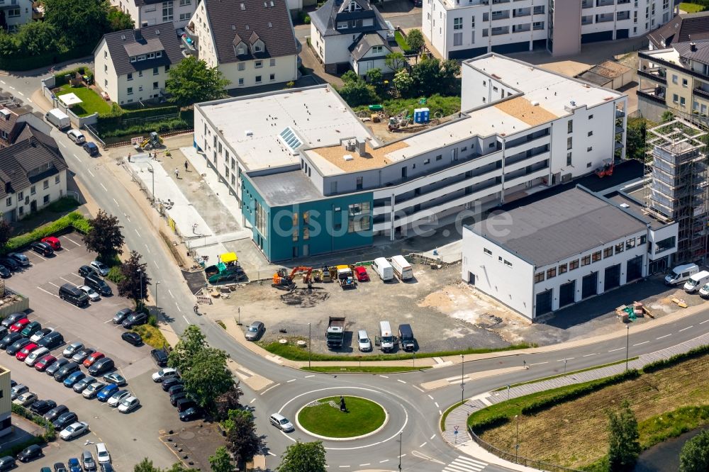 Luftaufnahme Meschede - Neubau des Gebäudes eines Altersheims - Seniorenresidenz sowie Depot der freiwilligen Feuerwehr in Meschede im Bundesland Nordrhein-Westfalen