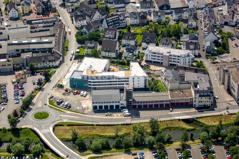 Meschede von oben - Neubau des Gebäudes eines Altersheims - Seniorenresidenz sowie Depot der freiwilligen Feuerwehr in Meschede im Bundesland Nordrhein-Westfalen