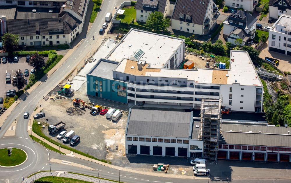 Meschede aus der Vogelperspektive: Neubau des Gebäudes eines Altersheims - Seniorenresidenz sowie Depot der freiwilligen Feuerwehr in Meschede im Bundesland Nordrhein-Westfalen