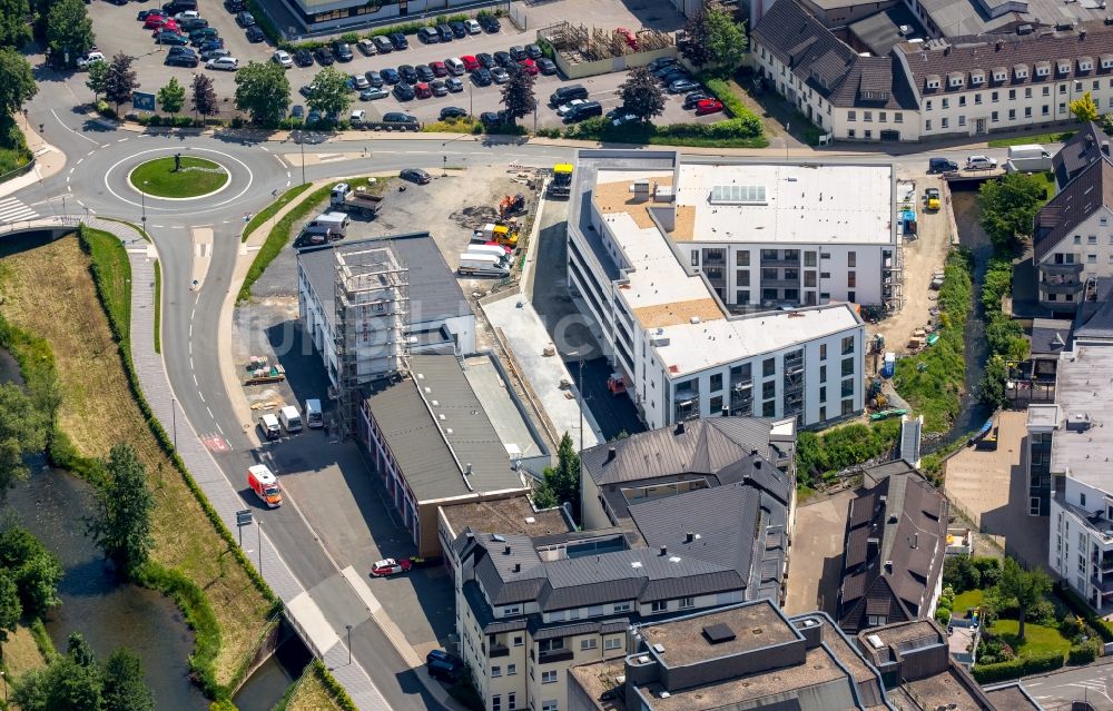 Luftbild Meschede - Neubau des Gebäudes eines Altersheims - Seniorenresidenz sowie Depot der freiwilligen Feuerwehr in Meschede im Bundesland Nordrhein-Westfalen