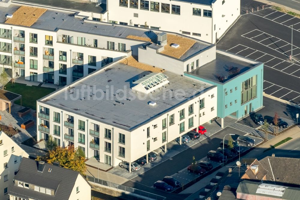 Meschede aus der Vogelperspektive: Neubau des Gebäudes eines Altersheims - Seniorenresidenz sowie Depot der freiwilligen Feuerwehr in Meschede im Bundesland Nordrhein-Westfalen