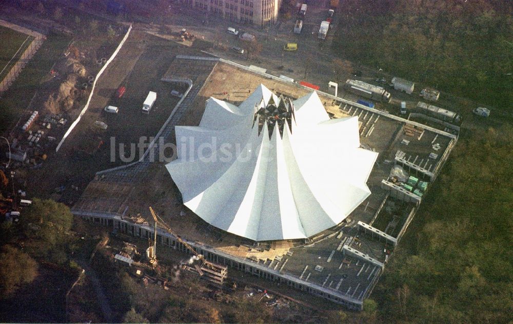 Berlin aus der Vogelperspektive: Neubau- Gelände der Arena Tempodrom an der Möckernstraße im Ortsteil Kreuzberg in Berlin, Deutschland