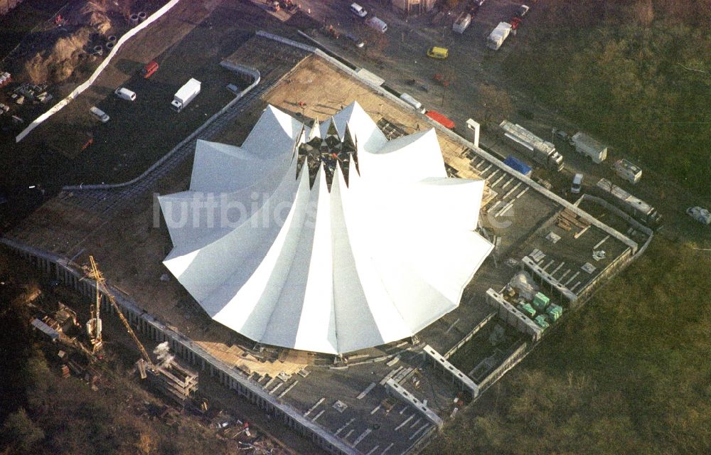 Luftaufnahme Berlin - Neubau- Gelände der Arena Tempodrom an der Möckernstraße im Ortsteil Kreuzberg in Berlin, Deutschland