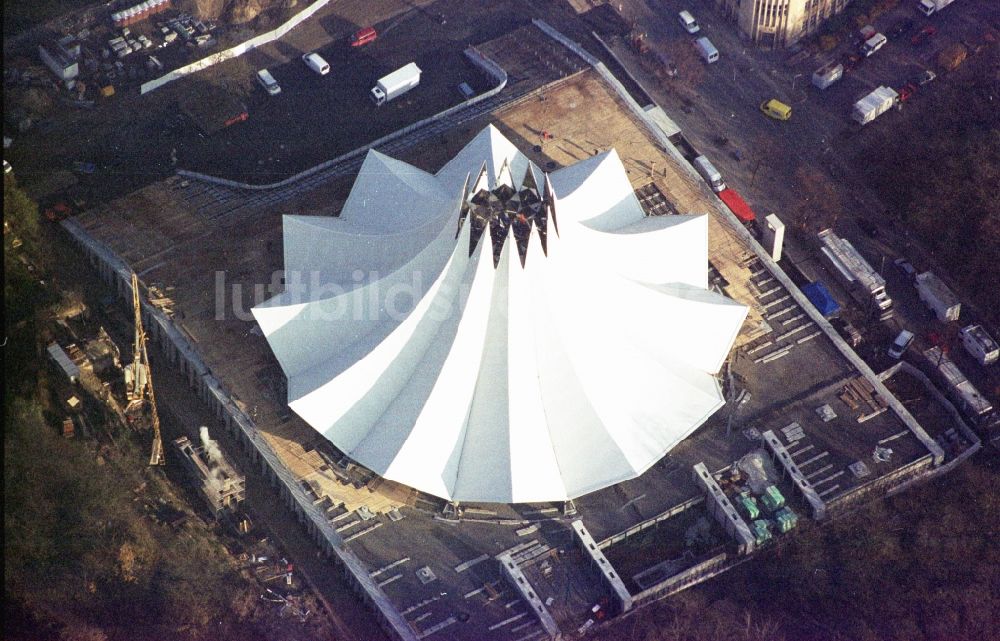 Berlin aus der Vogelperspektive: Neubau- Gelände der Arena Tempodrom an der Möckernstraße im Ortsteil Kreuzberg in Berlin, Deutschland