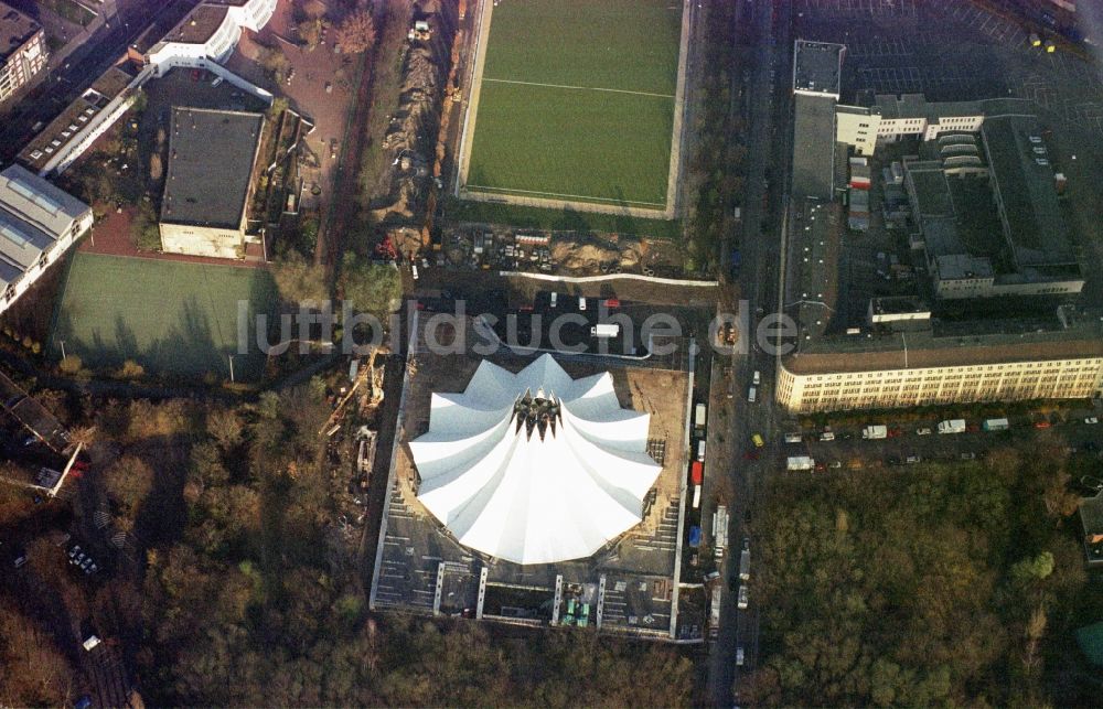 Luftaufnahme Berlin - Neubau- Gelände der Arena Tempodrom an der Möckernstraße im Ortsteil Kreuzberg in Berlin, Deutschland