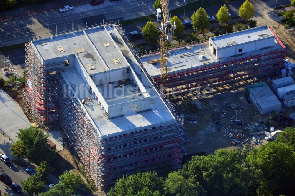 Berlin Marzahn aus der Vogelperspektive: Neubau eines Gesundheitszentrum am Blumberger Damm durch die Firma Bateg im Stadtteil Marzahn im Bundesland Berlin