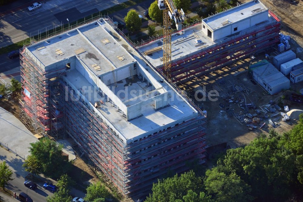 Luftbild Berlin Marzahn - Neubau eines Gesundheitszentrum am Blumberger Damm durch die Firma Bateg im Stadtteil Marzahn im Bundesland Berlin