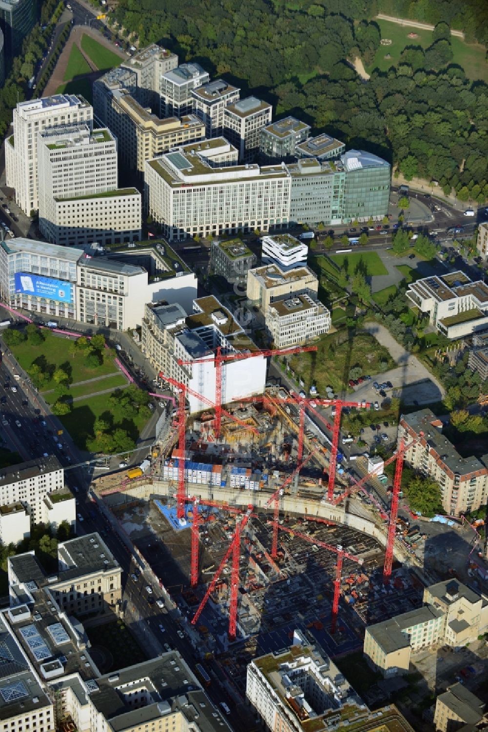 Luftaufnahme Berlin - Neubau eines Gewerbe- und Wohnkomplexes auf dem Wertheim Areal am Leipziger Platz in Berlin - Mitte