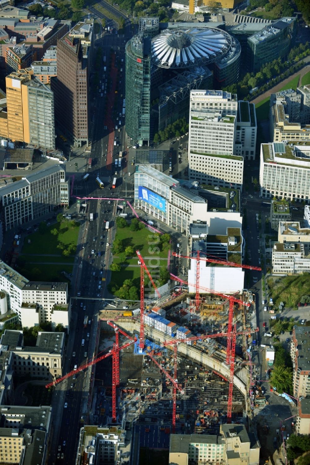 Luftaufnahme Berlin - Neubau eines Gewerbe- und Wohnkomplexes auf dem Wertheim Areal am Leipziger Platz in Berlin - Mitte