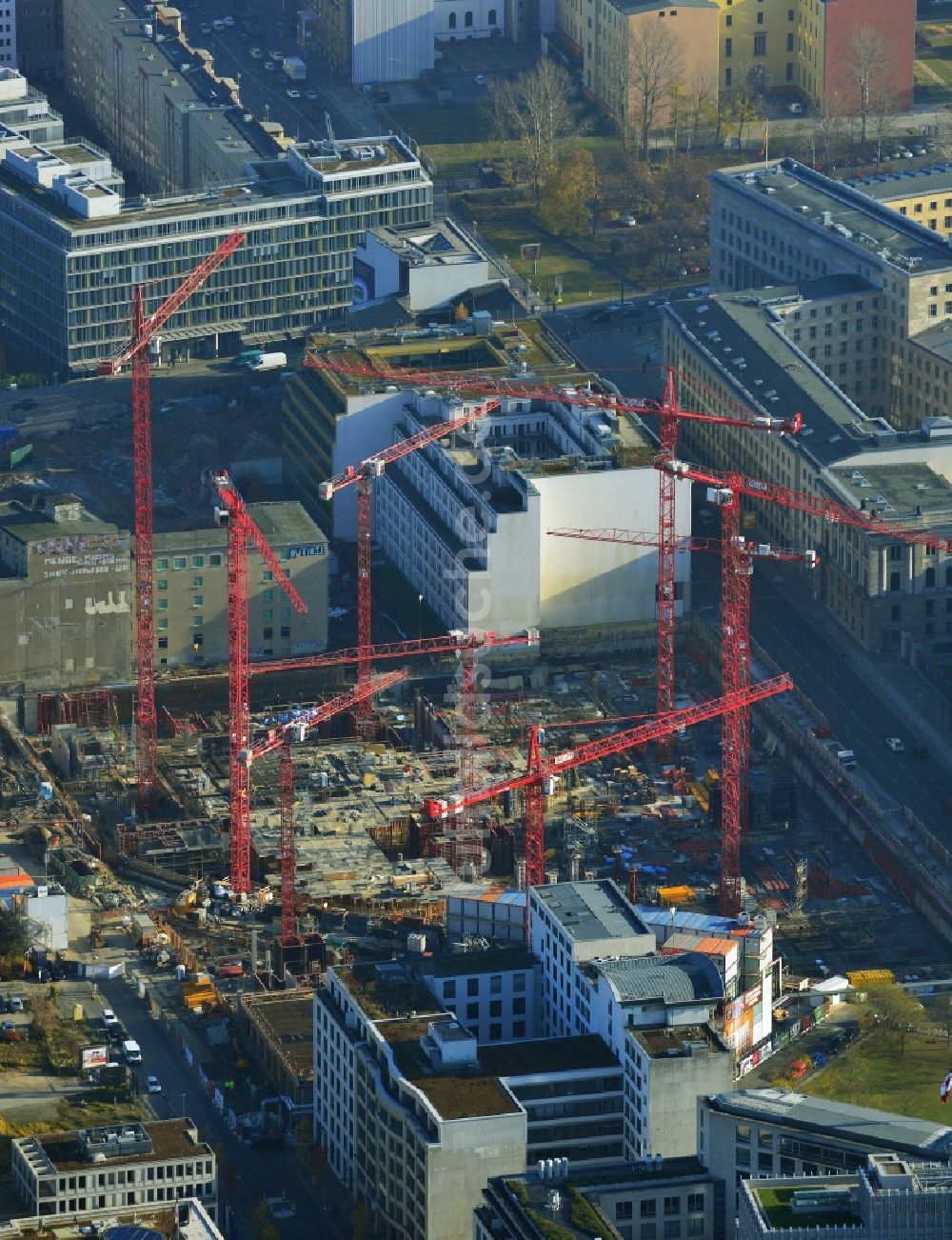 Luftaufnahme Berlin - Neubau eines Gewerbe- und Wohnkomplexes auf dem Wertheim Areal am Leipziger Platz in Berlin - Mitte