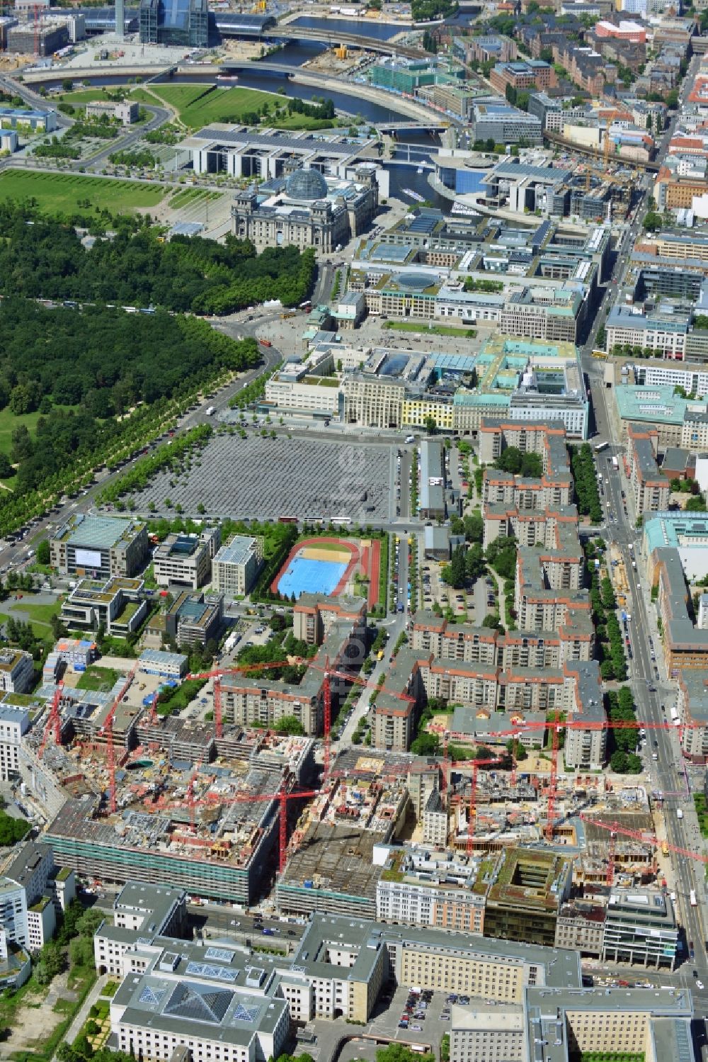 Luftaufnahme Berlin - Neubau eines Gewerbe- und Wohnkomplexes auf dem Wertheim Areal am Leipziger Platz in Berlin - Mitte