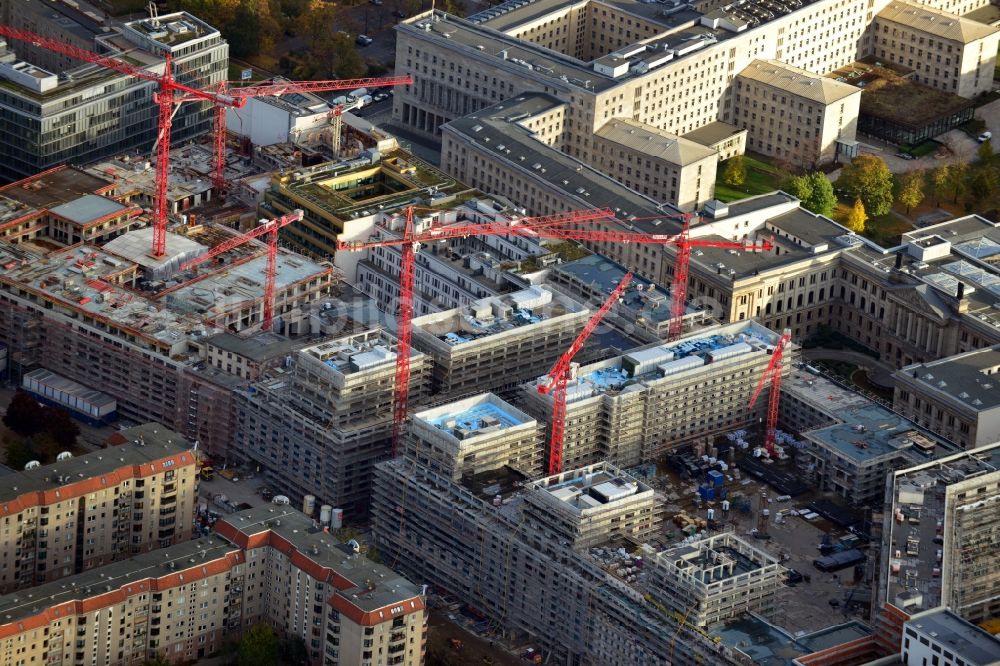 Luftaufnahme Berlin - Neubau eines Gewerbe- und Wohnkomplexes auf dem Wertheim Areal am Leipziger Platz in Berlin - Mitte