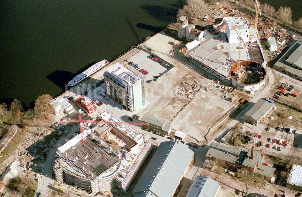 Potsdam aus der Vogelperspektive: Neubau des Hans-Otto-Theaters und Neubauten am Gelände des alten Gaswerkes an der Schiffbauergasse/ Berliner Straße am Tiefen See in Potsdam - Firmen: 1) König Spezialtiefbau www