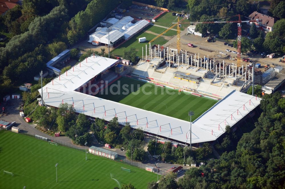 Luftbild Berlin - Neubau der Haupttribüne im Stadion An der alten Försterei in der Wuhlheide im Bezirk Köpenick in Berlin