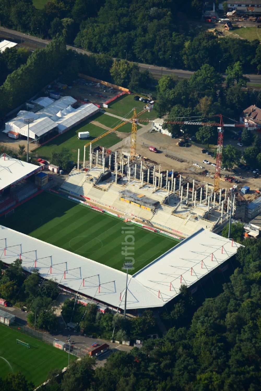 Luftaufnahme Berlin - Neubau der Haupttribüne im Stadion An der alten Försterei in der Wuhlheide im Bezirk Köpenick in Berlin