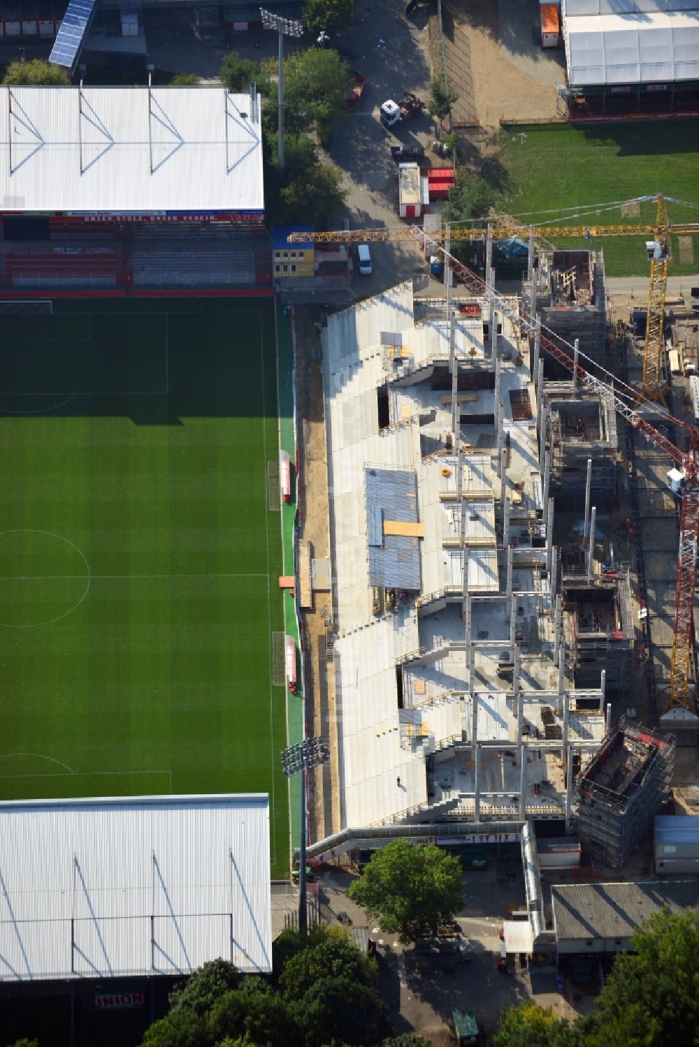 Berlin aus der Vogelperspektive: Neubau der Haupttribüne im Stadion An der alten Försterei in der Wuhlheide im Bezirk Köpenick in Berlin