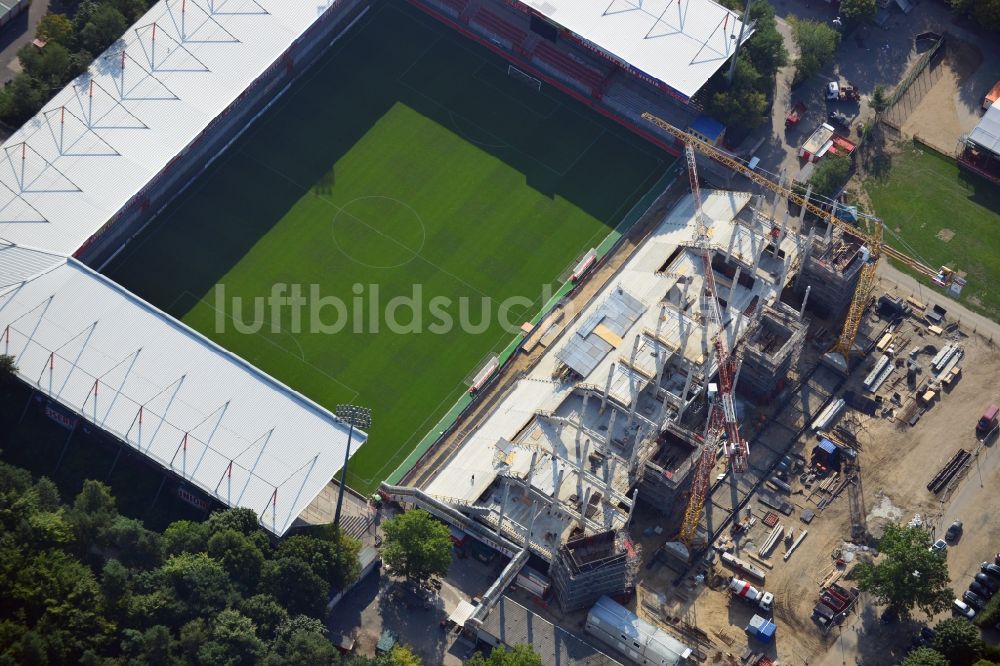 Luftbild Berlin - Neubau der Haupttribüne im Stadion An der alten Försterei in der Wuhlheide im Bezirk Köpenick in Berlin