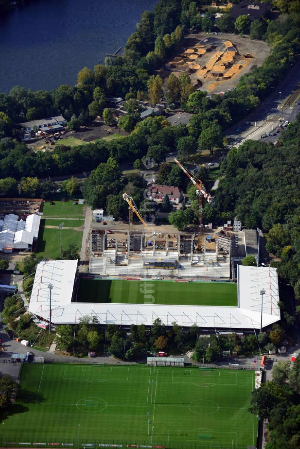 Luftaufnahme Berlin - Neubau der Haupttribüne im Stadion An der alten Försterei in der Wuhlheide im Bezirk Köpenick in Berlin