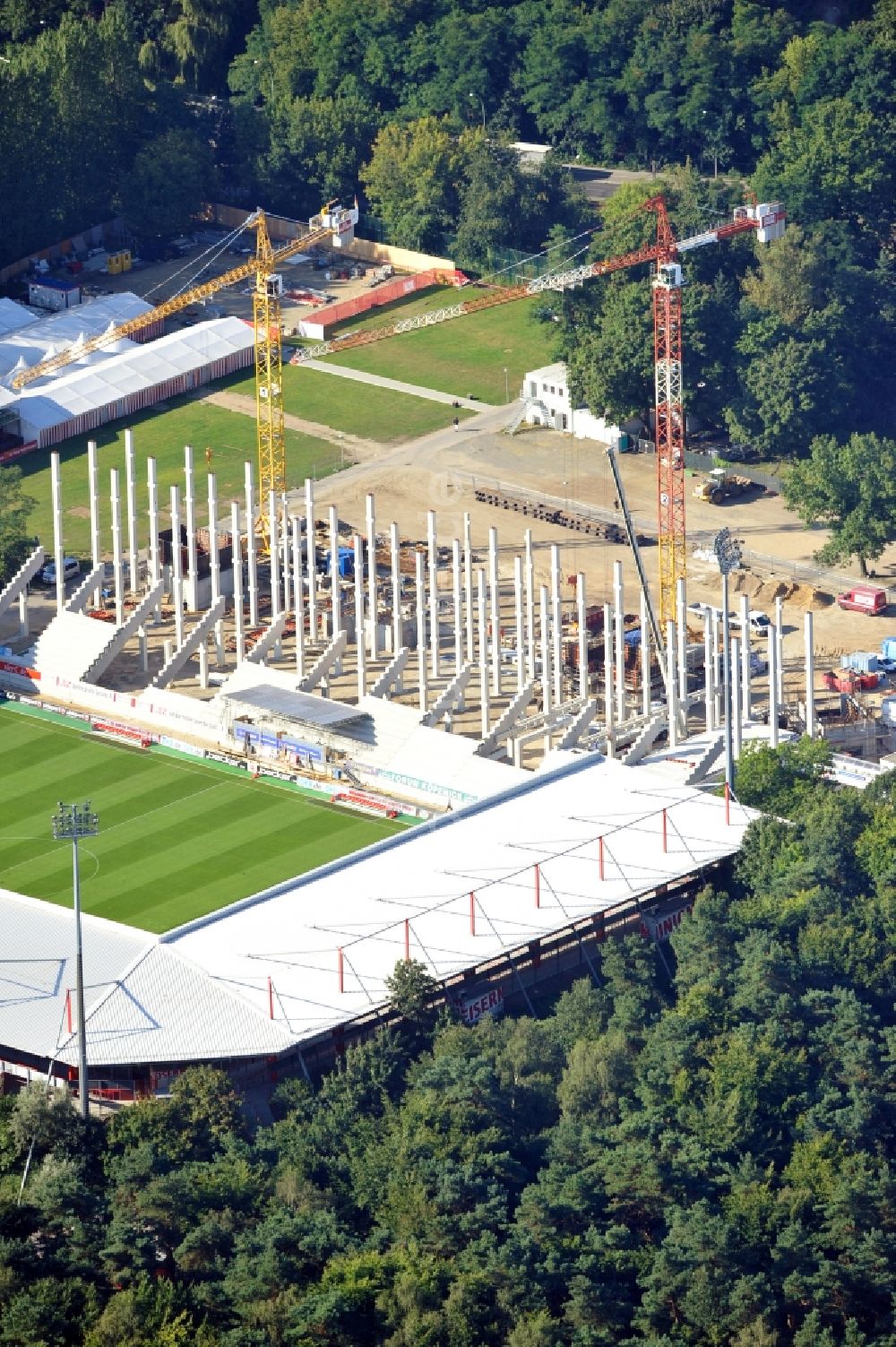 Berlin von oben - Neubau der Haupttribüne des Stadions an der Alten Försterei in Berlin